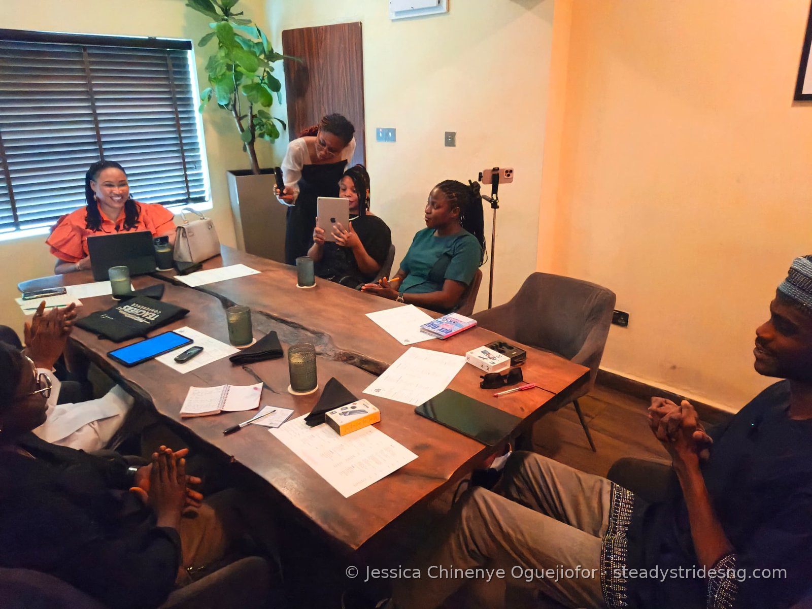 Participants laughing and filming during the WiN Afrika Breakfast Meeting